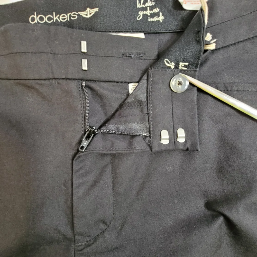 Dockers Womens Capri Pants Size 12 Denim look Truly Slimming Slim Fit